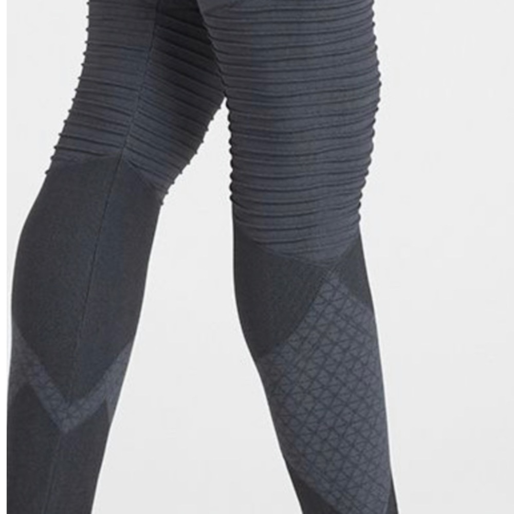Spanx Sz L-Look at Me Now Seamless Motto Leggings - Picture 8 of 8